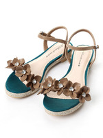 【石田ニコルさん着用】フラワーモチーフフラットサンダル/ブラウン