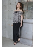 【AZUL by moussy】ANGIEボタニカルオープンショルダー5分プルオーバー/柄BLK