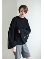 【AZUL by moussy】袖プリント畔編みニットプルオーバー/BLK