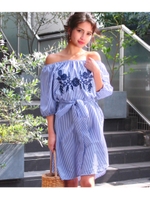 【CHILLE】ストライプ胸刺繍ワンピース/サックスブルー(020)