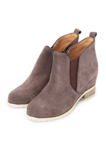 Le Vernis インヒールサイドゴア牛スエードブーティ