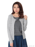 スカラップネックトップス×ケーブルカーディガン