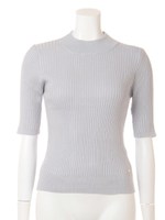 ロゴプレート付きハイネック5分袖ニット/ブルー