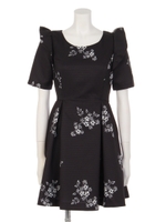 【DUO】 ワンカラーフラワーフリルOP/オフホワイト