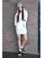 【AZUL by moussy】30/10TC裏毛メニワッペンフーディ長袖プルオーバー/O/WHT