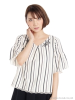 Vネックフラワー刺しゅうBL/クロ