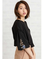 シャーリングカフス刺繍ブラウス/ブラック(010)