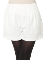 タックショートパンツ