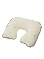 ハート刺しゅうネックピロー/IVR