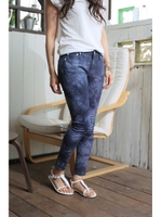 【AZUL by moussy】ムラ染めカラーアンクルスキニー(L66)/柄NVY