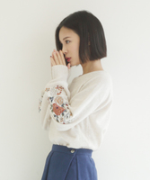 袖刺しゅう入りニット