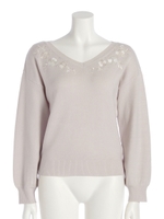 フラワー刺繍入りVネックニット/ブルー