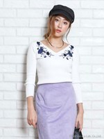 衿刺繍ラウンドネックニット/ホワイト