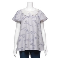 【50%OFF】【ニコ☆プチ掲載】バレエリボンロゴ柄プリーツ衿ブラウス
