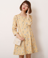 飛び花柄フィットアンドフレアワンピース