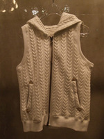 ケーブルキルティングフードベスト