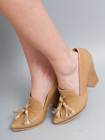 タッセルポインテッドパンプス