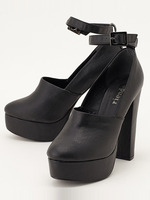 ブロックヒールストラップパンプス