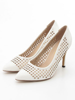 パンチングパンプス