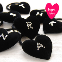 ベルベットイニシャルハートヘアゴム［ラインストーン］