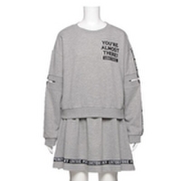 【56%OFF】ロゴテープつき裏毛トレーナー×スカートセット