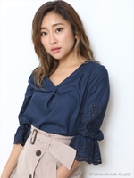 【ドラマ着用】袖スカラ刺繍ブラウス (追加生産)/ピンク