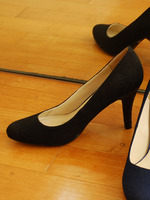 リネン地グリッターヒールプレーンパンプス