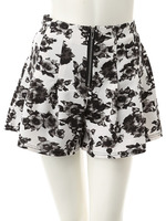 【ECURY】モノトーンフラワータックショートパンツ