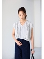 【AZUL by moussy】バックコクーンVネックTブラウス/柄WHT