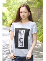 【AZUL by moussy】30/-CR天竺パネルフォトT/T.GRY