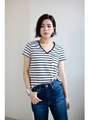 【AZUL by moussy】TC天竺ポケ付ゆるVネック半袖プルオーバー/柄WHT