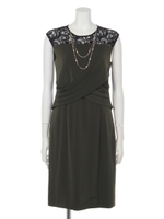 【結婚式・お呼ばれ対応・アクセサリー付き】DorryDoll  2連ネックレス付きペプラムライン ショルダーレースワンピース/ネイビー