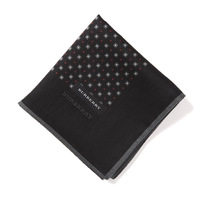 【新品】 バーバリー d-000696 ハンカチ ブラック系 メンズ 男性的な黒に赤が差し色となったシックなアイテム