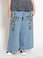 ブロカントフラワー刺しゅうワイドデニムパンツ/ブルー
