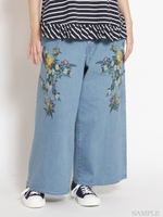 ブロカントフラワー刺しゅうワイドデニムパンツ/ブルー