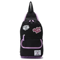 ロゴワッペンつきボディバッグ