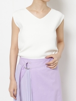 ノースリーブネックレス付ニット/オフホワイト