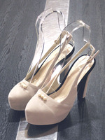 ポインテッドトゥサンダル