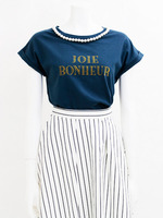 【宮田聡子さんカタログ着用】衿パールロゴTシャツ/ブルー