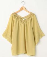 袖刺繍入りＶネックブラウス