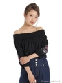 刺繍入りシャーリングオフショルブラウス/クロ