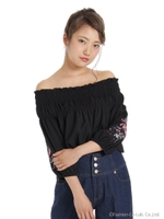 刺繍入りシャーリングオフショルブラウス/クロ