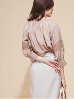 スパンローンプチハイネックレース使いギャザーブラウス/モカ