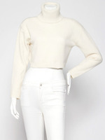 ショート丈ハイネックニット