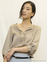 【洗える】サテンノーカラーブラウス/ベージュ