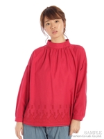 さんかくレース刺繍スタンドネックブラウス/レッド