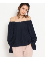 袖フリルオフショルダーサテンシャツ/オフホワイト(003)