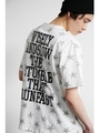 【AZUL by moussy】スター総柄バックプリントクルーネック半袖T/WHT