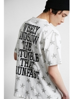 【AZUL by moussy】スター総柄バックプリントクルーネック半袖T/WHT