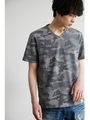 【AZUL by moussy】ミニ裏毛迷彩総柄Vネック半袖T/GRY